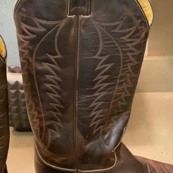 Classic Brown Leather Cowboy Boots, JUSTIN brand, 9.5 B.  Fabulous condition. - Picture 4 of 10